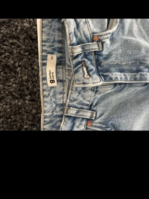 Ljusblå raka jeans från 9 pieces - Säljer ett par ljusblå jeans från 9 pieces i rak modell. Jeansen har klassisk femficksdesign, bälteshällor och råa, avklippta benslut för en trendig look. Perfekta för dig som gillar en avslappnad och stilren stil.