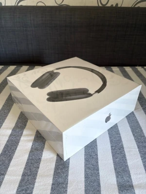 Apple AirPods Max Midnight USB-C - Snygga och moderna over-ear hörlurar från Apple i färgen Midnight. AirPods Max har USB-C anslutning och levereras i originalförpackning. Designen är stilren med mjuka öronkuddar och metallbåge för bästa komfort och ljudupplevelse.