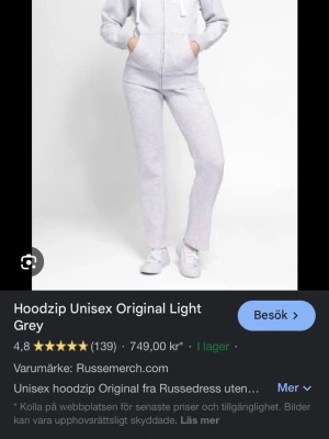 Russemerch byxorna och tröjan  - Säljer nu mitt sett från russemerch, jag säljer inte pågrund av någon speciell anledning utan bara att jag behöver pengarna. Det syns att dom har använts men inget som gått sönder eller så. Säljer båda tillsammans för 950 men om man bara vill köpa byxorna eller bara vill köpa tröjan/hoodien så får man höra av sig så kommer vi fram till ett pris.