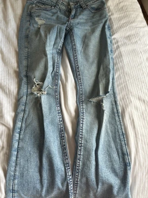 Lågmidjade jeans  - Hej! Jag säljer mina jeans då de är lite för små för mig. Barnstorlek 164