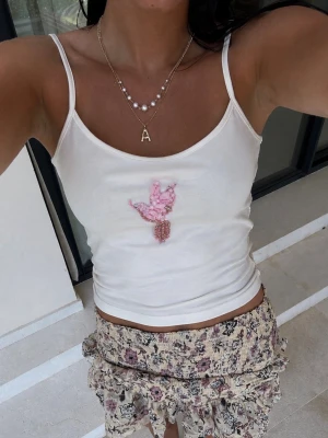 Linne med påsydd patch S - Fint linne med en patch som jag själv har sytt på 🌸 går att köpa i annan storlek vid förfrågan innan köpet ☺️