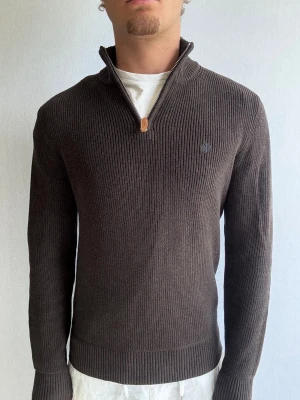 Morris half zip  - Hej! Detta är en half zip från morris i storlek XS med normal passform. Plagget är i bra skick utan några defekter. Passar dig som är ca. 160-180. Hör gärna av dig vid intresse eller frågor! 