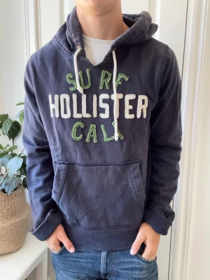Hollister hoodie  - Hollister hoodie,stor på modellen. Inga defekter! Modellen i bilderna är 180 cm 75 kg och bär Storlek L , Kom med frågor! 🌟 (Kan gå ned i pris vid köp av paket 😉) 