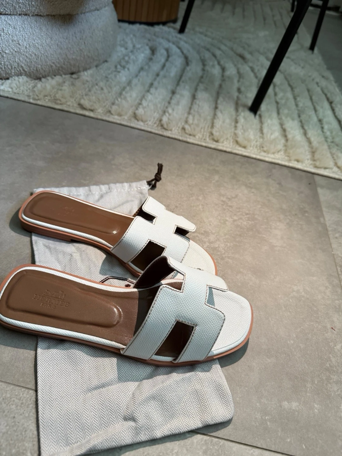 Vita slip-in sandaler med bred rem - 1
