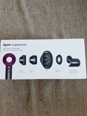 Dyson Supersonic hårfön - Dyson Supersonic hårfön i silver och lila med fem olika stylingmunstycken. Innovativ design med rund öppning och slimmad kropp. Passar alla hårtyper och skyddar håret mot extrem värme. Perfekt för snabb och kontrollerad styling.