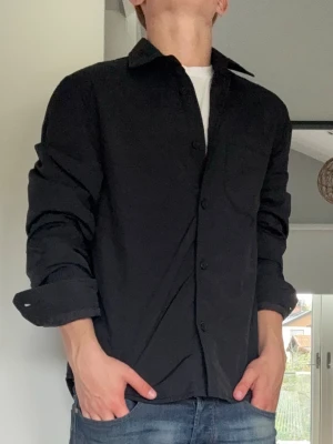 East West overshirt - En riktigt snygg svart overshirt från East West i storleken M. Tveka inte på att höra av dig vid eventuella frågor och funderingar!😁