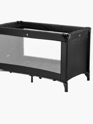 Svart resesäng med nätpanel - Praktisk svart resesäng med rektangulär form och nätpaneler på sidorna för bra ventilation och uppsikt. Sängen är hopfällbar och kommer med ett skyddande fodral med vita spännen, vilket gör den enkel att ta med på resor eller förvaring. Tillverkad i slitstark textil och metall.