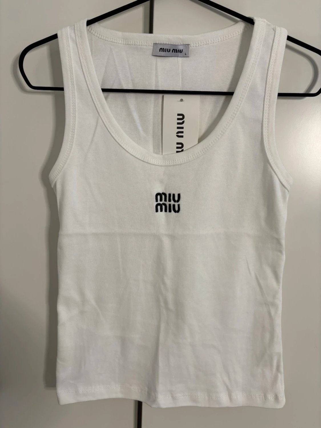 Vit linnetopp från Miu Miu