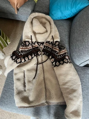 Moncler faire Island jacka - Otroligt snygg och unik Moncler jacka, den är i storlek S passar perfekt nu till lite kyligare dagar med en hoodie under, men också perfekt nu till våren! Hör av er för fler bilder eller andra funderingar. Äktighetsbevis finns