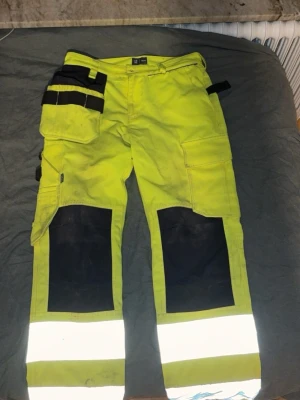 Bygg byxor - Säljer sköna och bekväma bygg byxor storleken kan ni se på bild 2