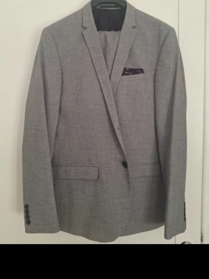 Kostym H&M - Studentkostym i storlek 50 i både kavaj och byxor. Använd vid ett tillfälle. Skinny fit enda defekten är byxknappen som är lite krånglig men den går att fixa eller ha ett bälte över så syns det inte (se sista bilden)