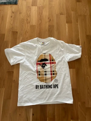 Vit BAPE t-shirt (Burberry) - har du några frågor är det bara och fråga