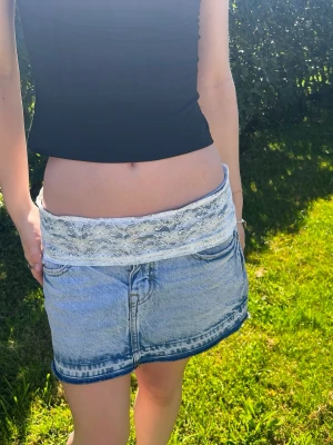Hiphug vit lace  - Fin spetsdetalj runt midjan som ger outfiten ett extra lyft. Ger superfin layering-effekt och perfekt till både jeans och kjol.🦢