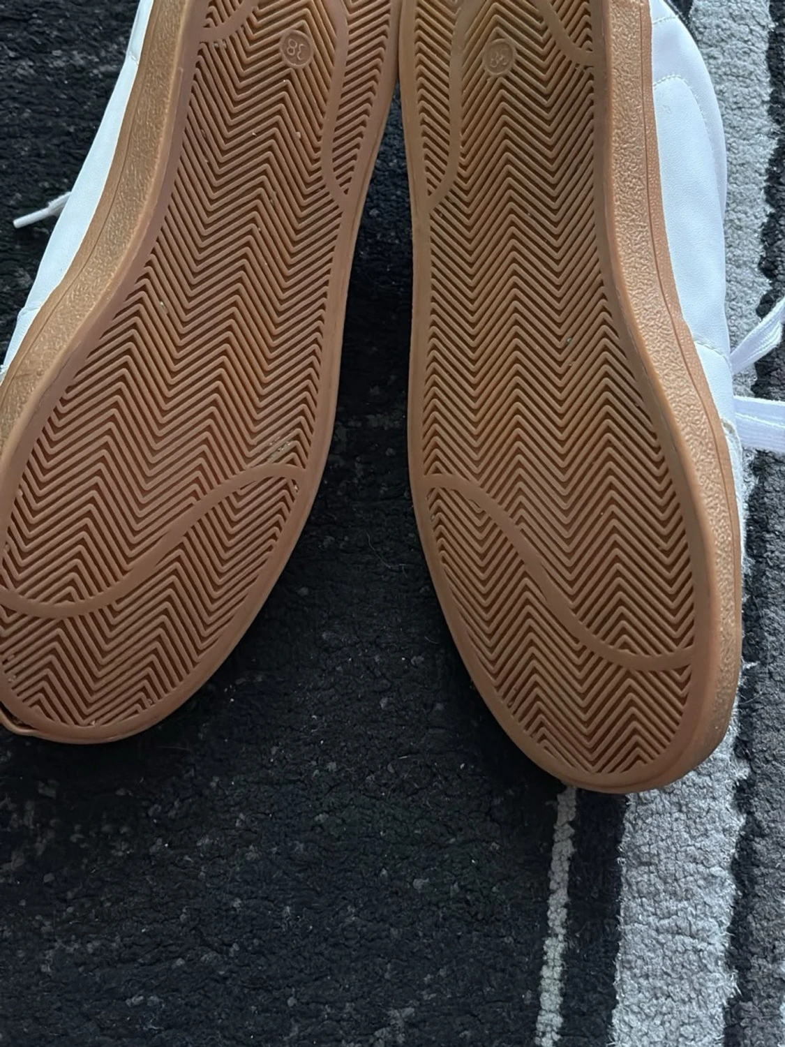 Vita sneakers med mockadetaljer - 2
