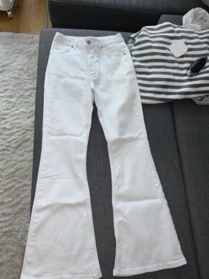 Vita  jeans - Helt nya vita jeans från Shein i storlek S. Tyvärr var de för små för mig och jag skulle säga att de är väldigt små i storleken. Aldrig använda!