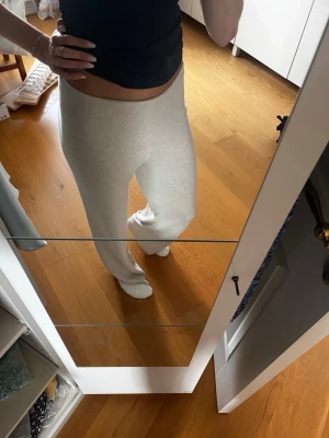 Beiga mjuka loungewear-byxor H&M - Superbekväma loungewear-byxor från H&M i ljusbeige färg. Byxorna har rak passform och resår i midjan. De är finstickade och kliar inte. Storlek s och aldrig använda💕💕