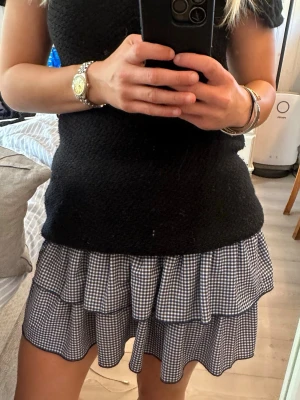 Rutig volangkjol Zara - Supersöt kort kjol med svartvitt rutmönster och dubbla volanger. Storlek S, men passform XS-M, enligt mig! I mycket bra skick!