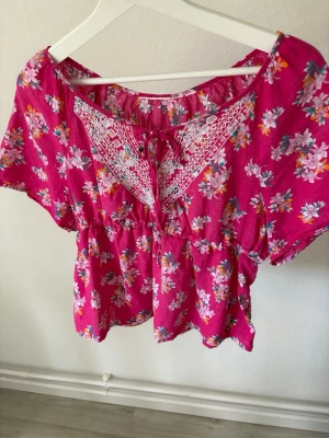 Sommrig rosa topp blommig  - Vacker rosa sommartopp/ kortärmad blus med blommor. Omsydd från en annan topp. Går att diskutera pris. Passar xs-s. Har resorband så därför stretchig🌺Insta & vinted & TikTok: Melioraofficials 