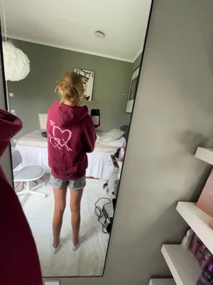 Vinröd hoodie med tryck - Säljer en vinröd hoodie med huva och vitt tryck. Hoodien har en klassisk passform, dragsko i huvan och ribbade muddar. Perfekt för dig som vill ha något bekvämt och snyggt.