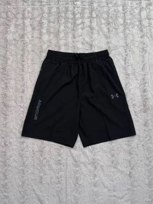 Under Armour Shorts XL-L - Mycket bra skick, liten i passformen och passar därmed även L