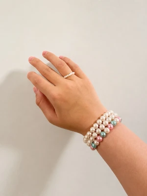 Flerfärgade pärlarmband och ring - Säljer ett snyggt armband med pärlor i vitt, rosa, blått och grönt. Armbandet har en klassisk och trendig look med flera rader av pärlor. Handgjorda. Priset skulle hjälpt mig väldigt mycket, så skulle uppskatta om nån vill köpa. 