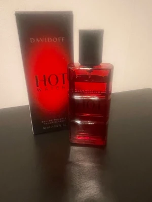 Davidoff Hot Water Eau de Toilette - Davidoff Hot Water parfym Eau de Toilette i en snygg röd glasflaska med svart lock. Flaskan har en rektangulär form och röd toning som ger ett lyxigt intryck. Kommer med original box. Doften är intensiv och maskulin, perfekt för dig som gillar kryddiga toner. Passar perfekt för hösten/vinter eller sena sommarkvällar. Använd några gånger så det är ungefär 50 ml kvar.