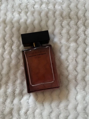 Musc Noir Rose parfym Narciso Rodriguez - Köpt i Sephora 50ml för 1349kr de cirka 80% kvar i flaskan 