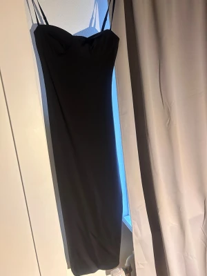 Zara midi klänning - Helt ny med prislapp kvar