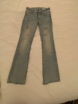 Lågmidjade bootcut jeans - Snygga coola jeans med slitningar, skriv för mer bilder eller frågor