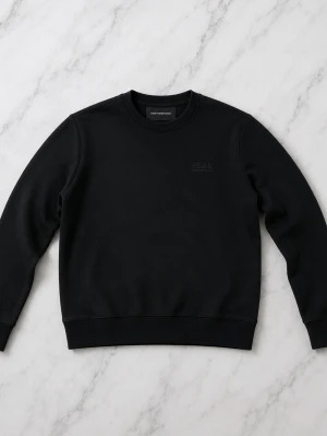 Svart sweatshirt från peak performance  - En stilren svart sweatshirt från peak performance med rund halsringning och ribbade muddar vid ärmslut och nederkant. Perfekt basic-plagg att matcha med jeans eller joggers. Tillverkad i mjukt material för skön komfort. Vid frågor hör av er priset kan alltid diskuteras 