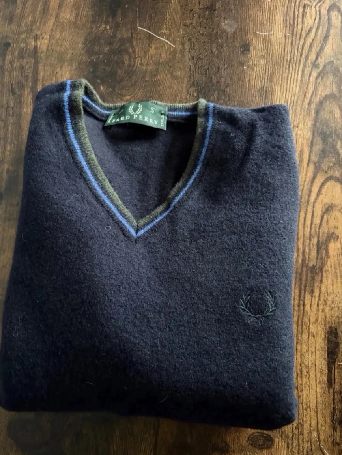 Mörkblå V-ringad tröja Fred Perry - 1