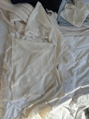 Vit linnetopp från H&M - Super söt kräm vit blus från h&m med offshoulder armar!💞