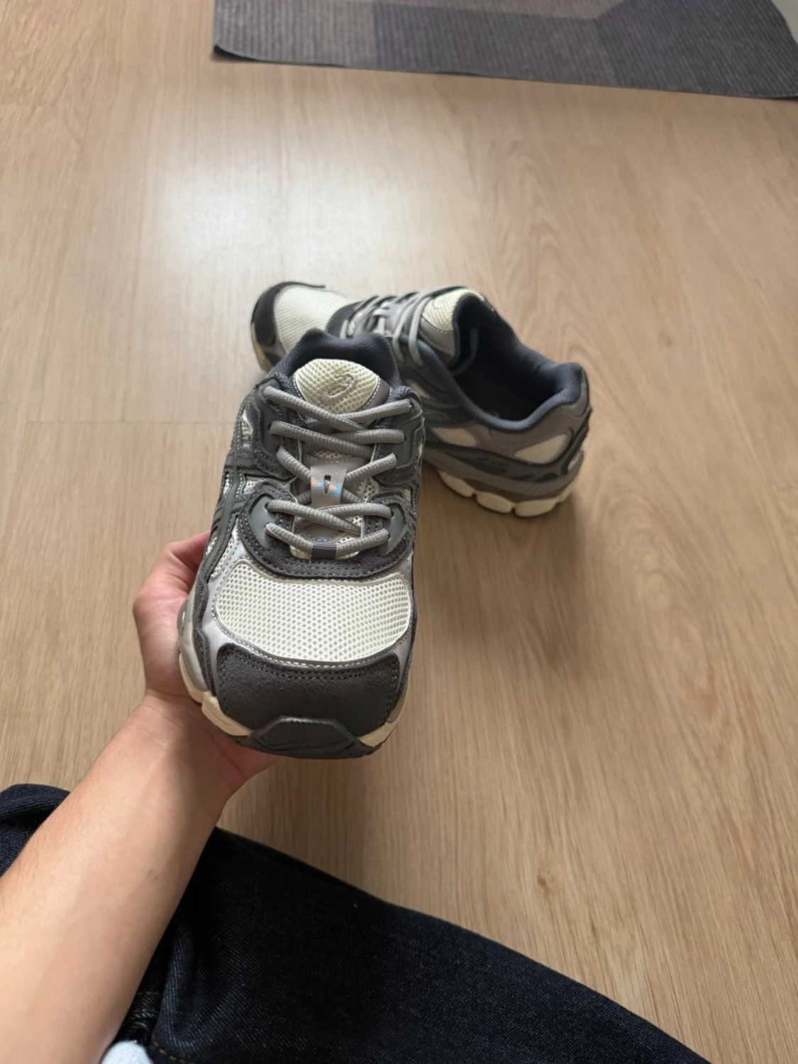 Gråvita Asics sneakers - 1