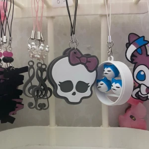 Monster high nyckelring  - 100% handgjorda , snälla kontakta innan du köper! Pris är endast för en 💞 #trinket #jellyfish #kpop #anime #keychain #swag #jujutsukaisen #shoujo #straykids #enhypen #aespa #lesserafim #cortis #blackpink #attackontitan #kiminitodoke #coquette #gyaru #strangerthings #alt #emo #scene #retro #japanese #chinese #alt #scene #emo #coquette #shopkins #decora #chic #sonnyangel #smiski #jellycat #labubu #sanrio #hellokitty #kuromi #vintage #pastelcore #crochet #grunge #witch #whimsical #monsterhigh