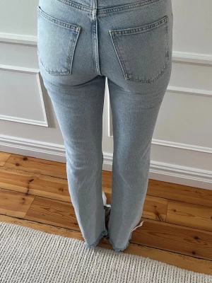 Gina Tricot Perfect Jeans – Straight, High Waist TALL, Storlek 36 (Långa) - Mycket bra skick. Använda en eller två gånger. High waist, straight fit med slits och fransad fåll.  Långa ben – passar ca 175–180 cm.  Sitter snyggt och trendigt, normal i storlek. Säljer fler modeller i samma storlek, se profil.