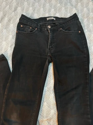 Svarta bootcut jeans från Perfect Jeans - Snygga svarta bootcut jeans från Perfect Jeans i storlek 36. Bra skick, från början var jeansen midwaist men jag gjorde om dom till lowwaist, sömmarna vid innerlåret ser lite annorlunda ut pågrund av det men det syns inte när man har på sig jeansen