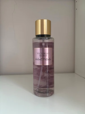 Victoria’s Secret body mist - Body mist från Victoria’s Secret i doften velvet petals🌸. Minst 90% av innehållet är kvar💕