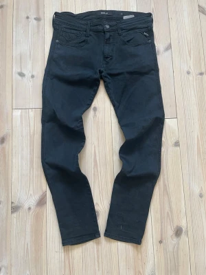 Replay Jeans Grå/Svart - Najs jeans från Replay (Anbass) i mörkgrå/svart tvätt. Storlekslappen är borta. Midja: 42cm | Ytterben: 99cm | Använt skick, men bidrar till looken och har mycket kvar att ge. 