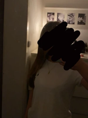 Vit t-shirt från Ralph Lauren - Vit Ralph Lauren T-shirt i storlek XXS, den har lite sminkmärken vid kragen men det kan jag ta bort enkelt och den är även skrynklig då jag inte har använt den på länge men fixar det innan jag säljer, skriv vid mer bilder 