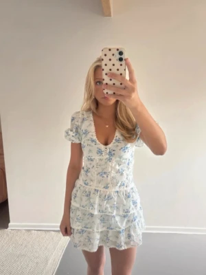 Söt klänning - Jättefin klänning från topshop. Köpt på Vinted men tyvärr var den för liten. Obs: inte mina bilder💛