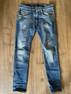 Replay Anbass - Säljer nu dessa schyssta replay Anbass. Storlek 31/32. Perfekt nu för sköna sommarkvällar. Hör av dig vid minsta fundering🫶