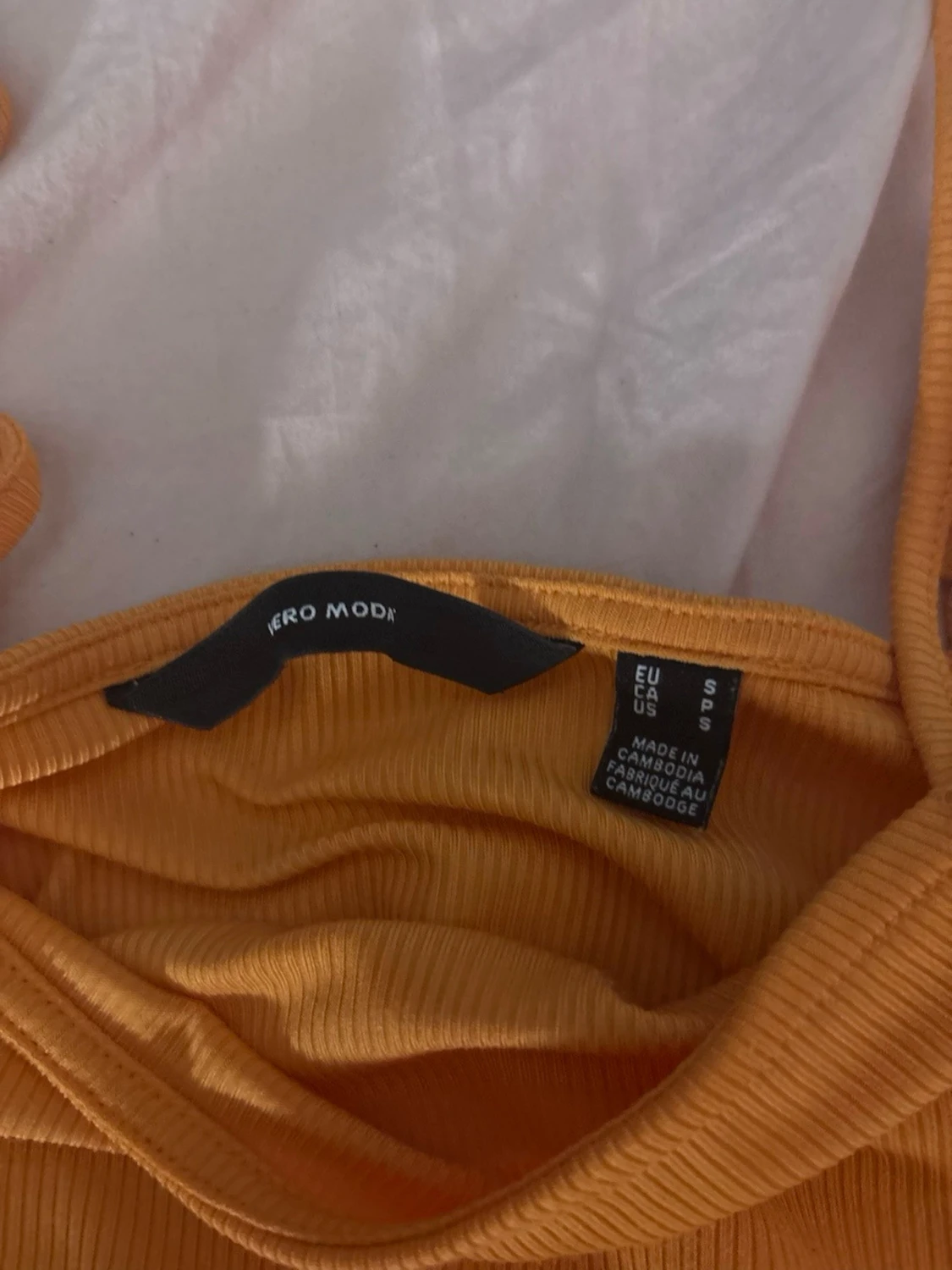 Gul ribbad linnetopp från Vero Moda