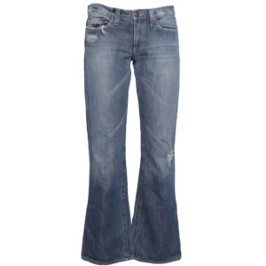 Vintage lowwaist/ lowrise bootcut/ flare jeans, y2k/ cyber/ alt/ 2000s/ 2000tal/ 00s/00tal - Lågmidjade blåa slitna jeans! 100% bomull, Midjemått 78cm, Innerbenslängd 75cm
