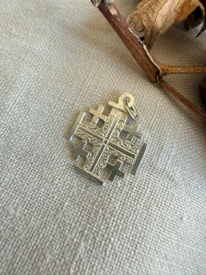 Vintage Silver Jerusalem kors - Unikt korshänge i 925 silver. Hänget har detaljerade, graverade mönster och flera små kors runt det stora korset. Perfekt för dig som gillar statement-smycken och snygga detaljer.
