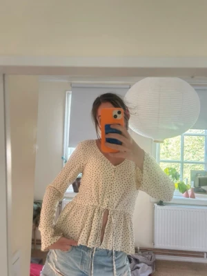 Prickig blus - Från Monki i strl 36!! Säljs för 75kr