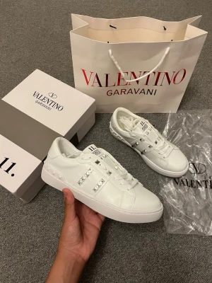 Valentino vita Rockstud sneakers - Riktig snygg valntino skor. Helt nya, allt på bilden tillkommer 