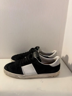 Valentino flycrew - Säljer dessa valentino flycrew. De är i storlek 43. Köptes i början på våren. Tveka inte att höra av er vid frågor.MVH!