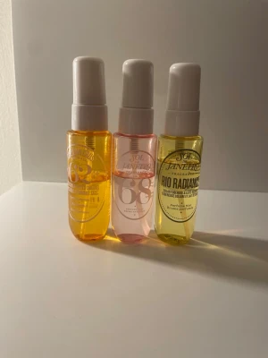 Sol de Janeiro parfym mist trio - Tre Sol de Janeiro parfym mist i små flaskor. Doftvarianterna inkluderar 68, 62och 'Rio Radiance'. Perfekt för dig som gillar fräscha och tropiska dofter.