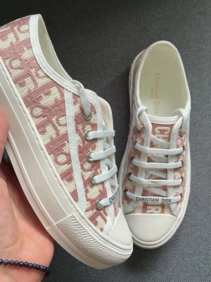 Dam sneakers - Box och tillbehör tillkommer ! 🔥