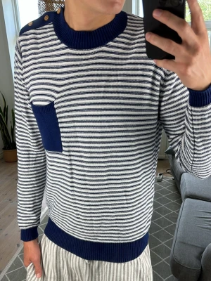 Randig stickad tröja  - Trendig och väldigt snygg! Perfekt nu under sommarkvällarna.  Mått:  A:54 B:48 C:40 D:62 (cm) Skriv vid fundering!😇🙌 